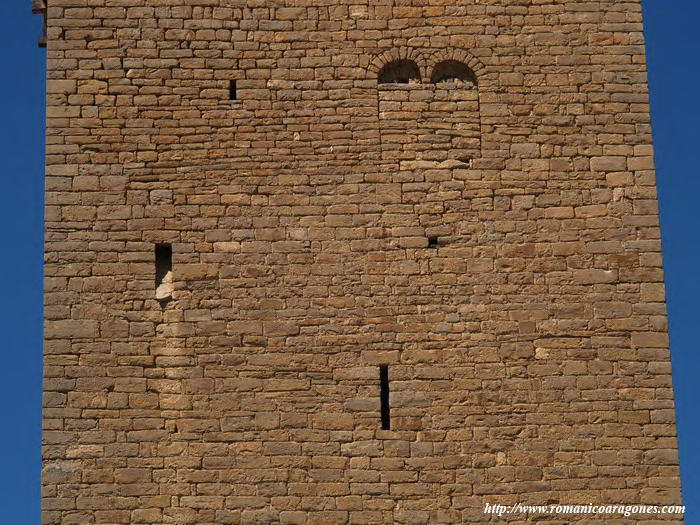 DETALLE LIENZO ESTE: VENTANAL GEMINADO-CAPILLA CEGADO. DESAGE RETRETE Y ASPILLERA